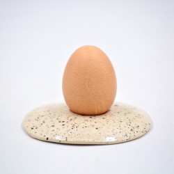 Suport alb din ceramică pentru ou - Speckle Negru, 10 cm