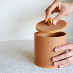 Borcan ceramic cu capac pentru maia - Caramel, 1l