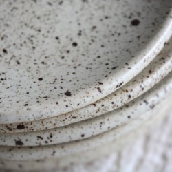 Farfurie rotundă mică – Crem Speks, diametru 14 cm