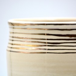 Ghiveci - Vază ceramică Alb - Linii Aur, 13x16 cm