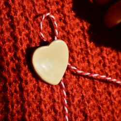 Mărțișor broșă ceramică - inimă albă ( set 2)