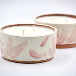 Lumânare parfumată cu suport ceramică - Spring Mist (Bujori, bergamotă), 33 h