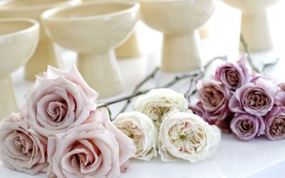 Nuntă de vis în 2022: Bolul ceramic cu picior, vedeta aranjamentelor florale