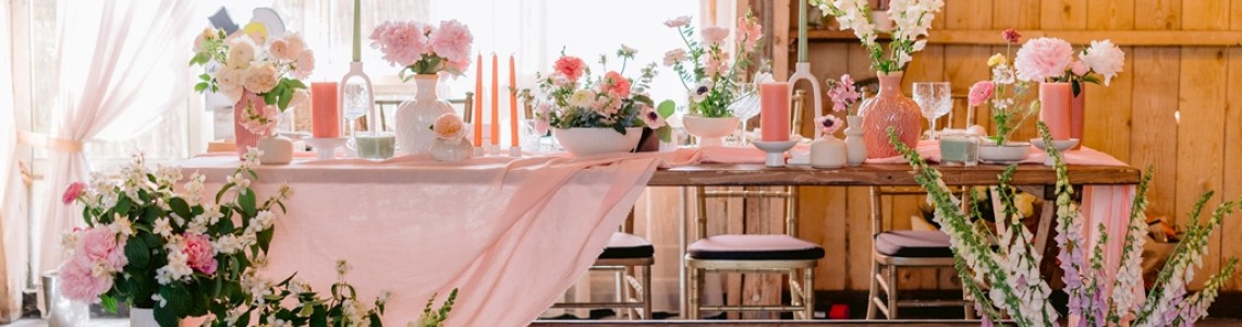 Atmosfera rustică și romantică a nunților organizate în hambare - Decor natural și aranjamente florale în vase de ceramică