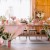 Atmosfera rustică și romantică a nunților organizate în hambare - Decor natural și aranjamente florale în vase de ceramică